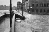 Foto Torrini/ Piero Marcacci. Утро 4 ноября 1966 года. Наводнение во Флоренции. Река Арно начинает выходить из берегов в самом центре города.

