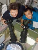 Члены экипажа 19-й экспедиции Международной космической станции  Г.Падалка (Россия) и К.Ваката (Япония) во время работы с фотоаппаратурой "Nikon". Российский сегмент МКС, 2009 г.