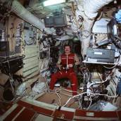 Космонавт Н.Бударин с фотокамерой "Minolta Dynax 8700i" на борту космической станции «Мир», 1995 г.