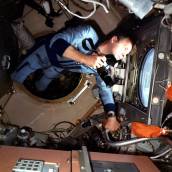 Космонавт А.Соловьев фотографирует поверхность Земли фотокамерой "Minolta Dynax 8700i" с борта станции «Мир», 1990 