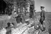Ополченцы в лагерях. Лейтенант Л.Фридман учит бойцов штыковому бою. Подмосковье, июль 1941 г.