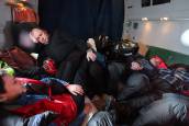 Покорители «надводного» Северного полюса спят в грузовой кабине АН-72.