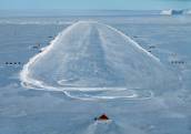 Ледовая полоса станции Новолазаревская (Россия). Толщина ледникового щита - около 400 метров.